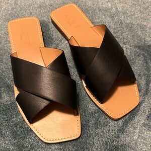 NEW LOFT Women's Black and Tan Crisscross Sandals